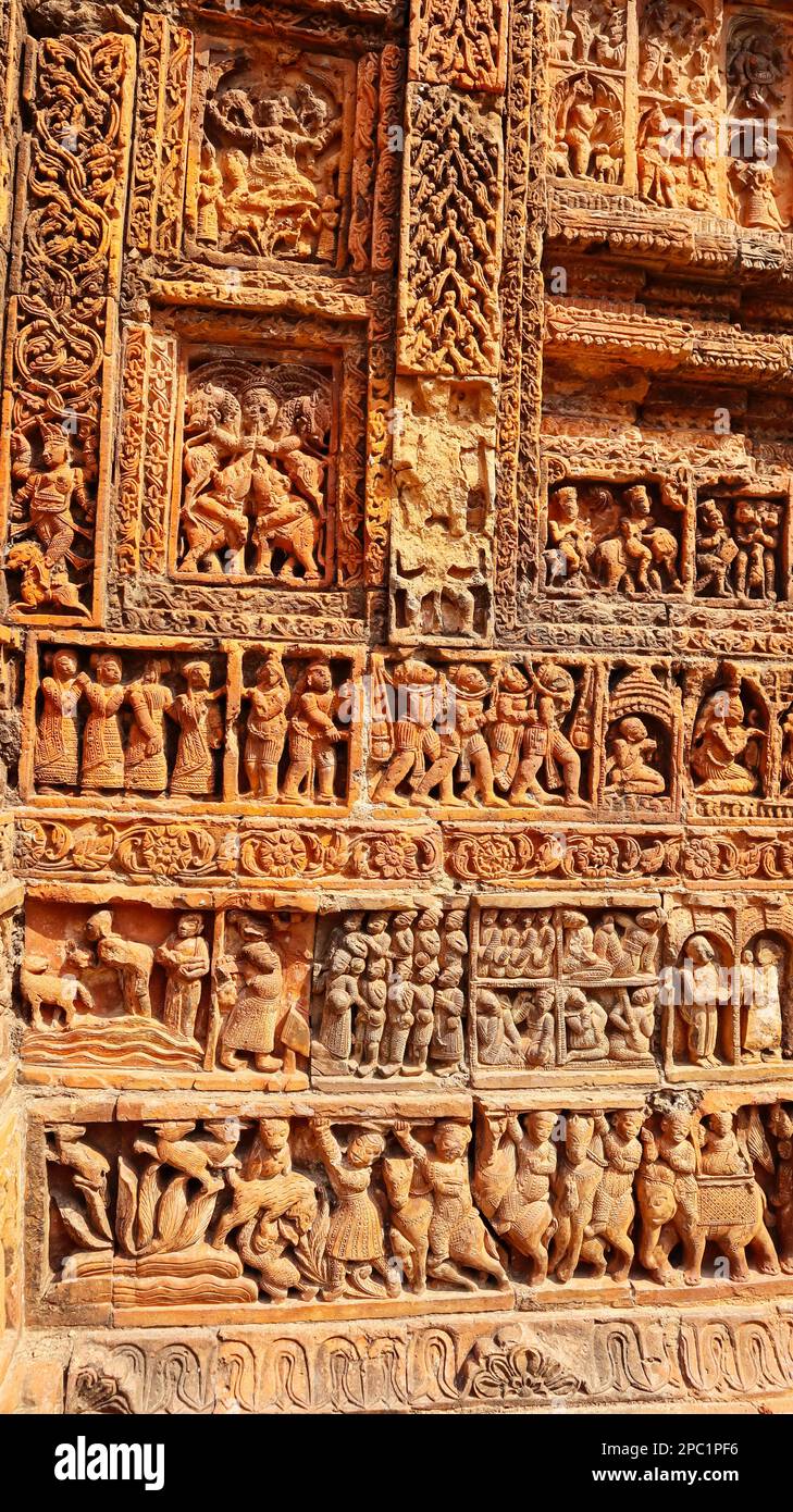 Schnitzereien des antiken menschlichen Lebensstils auf dem Gangeshwar-Tempel, Jiaganj, Westbengalen, Indien. Stockfoto