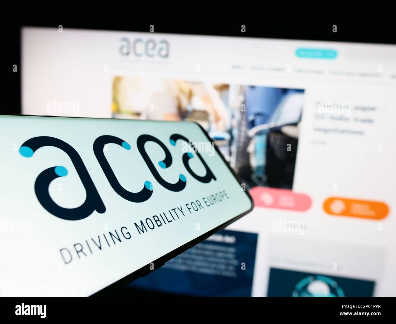 Mobiltelefon mit Logo des Verbandes der europäischen Automobilhersteller (ACEA) auf dem Bildschirm mit Website. Fokus auf die Mitte links des Telefondisplays. Stockfoto