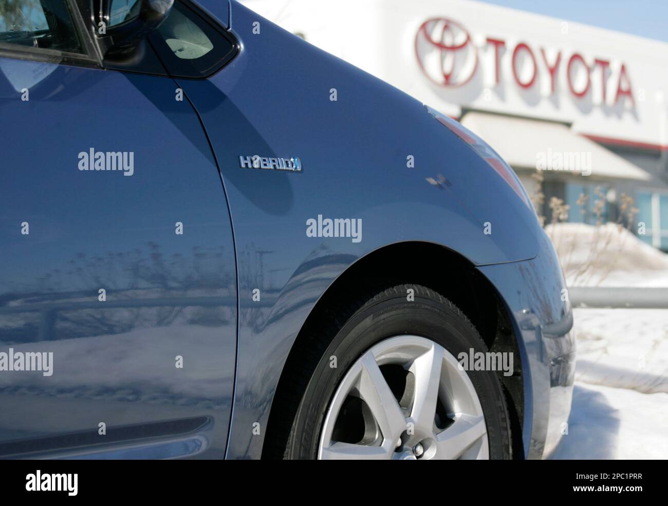 The hybrid badge adorns the fender of an unsold 2007 Prius sedan on the lot of a Toyota agency in the south Denver suburb of Centennial, Colo., on Sunday, Jan. 28, 2007. Ford Motor Co. and General Motors Corp. say their January U.S. sales numbers will drop compared with last year as they stick to a strategy to wean themselves off low-profit fleet sales. Honda Motor Co. and Toyota Motor Corp. are expected to see sales rise, while DaimlerChrysler AG is expected to show a slight decline. (AP Photo/David Zalubowski) Stockfoto