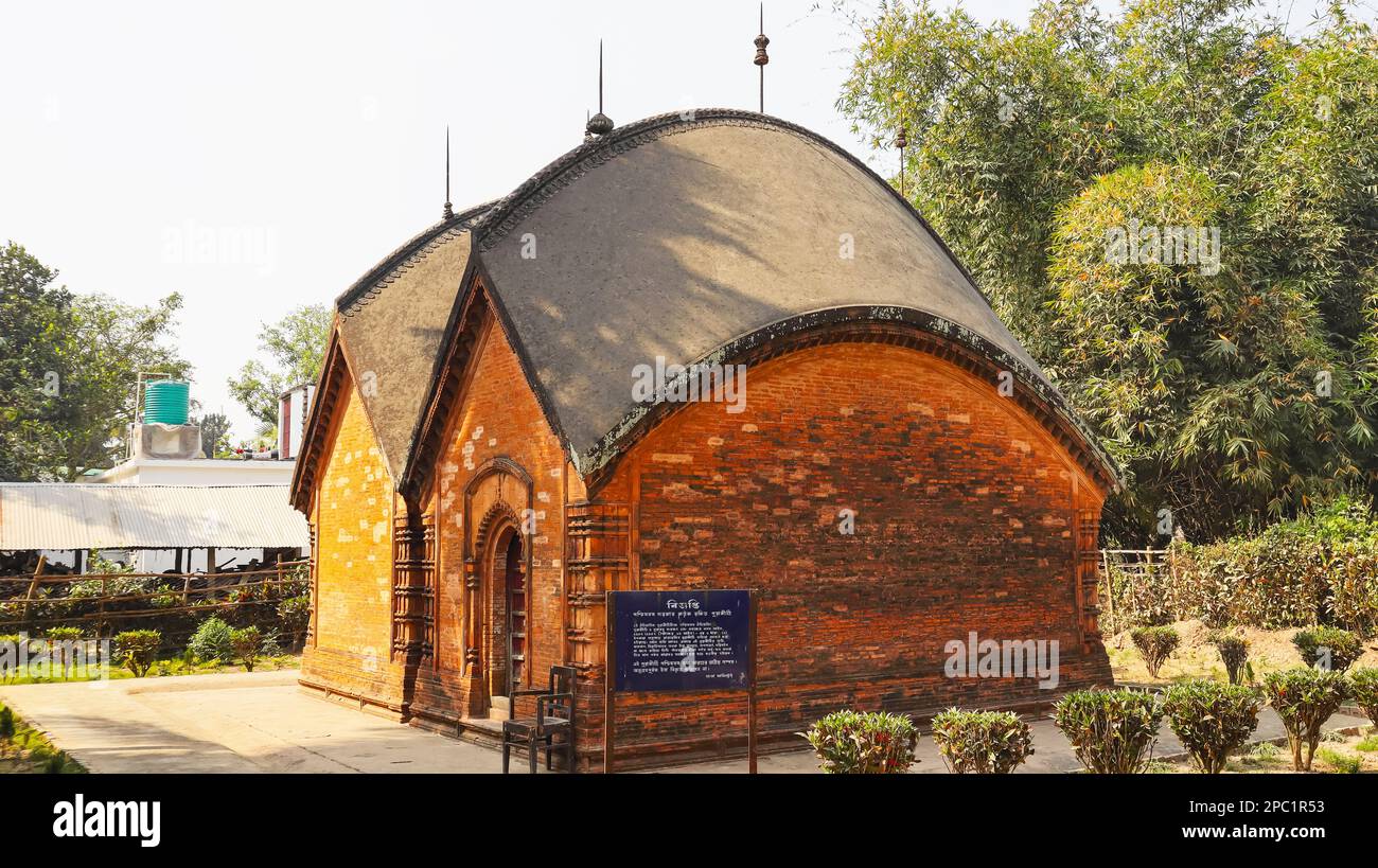 Blick auf den Gangeshwar-Tempel vom Campus-Eingang, Jiaganj, Westbengalen, Indien. Stockfoto