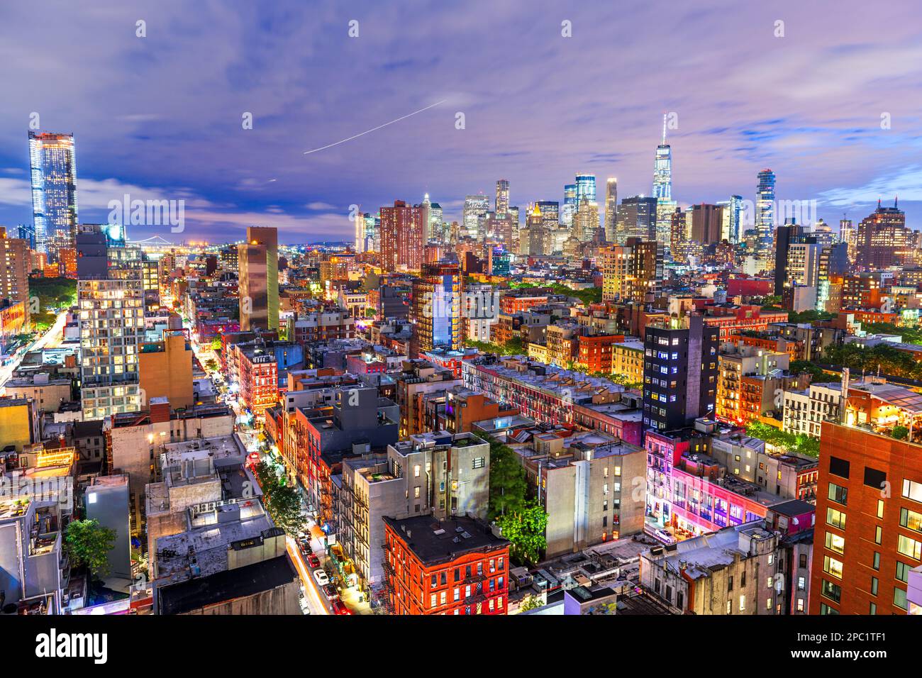 New York, New York, USA Lower Manhattan Skyline der Stadt Rooftop View in der Abenddämmerung. Stockfoto