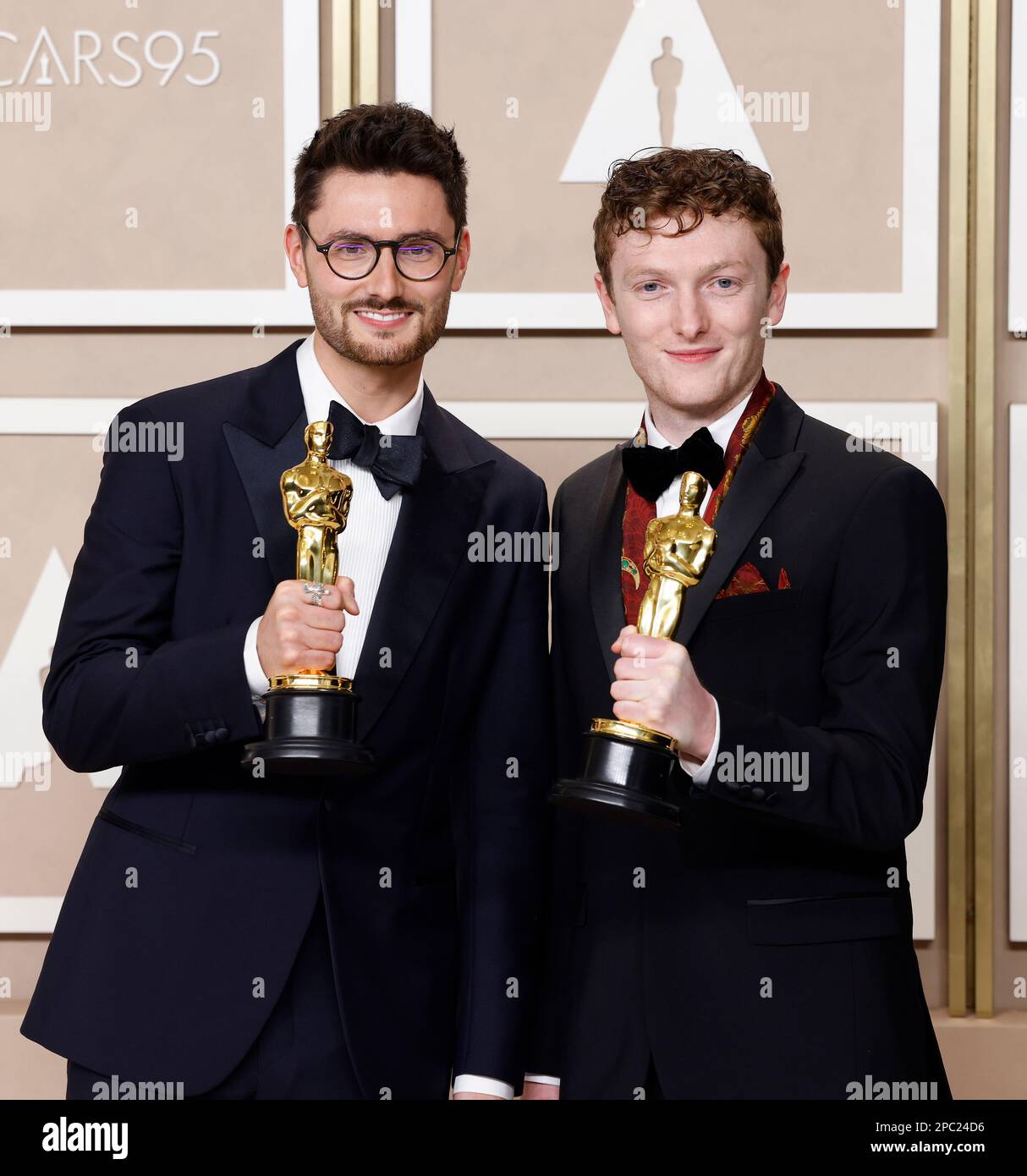 (L-R) Tom Berkeley und Ross White, Gewinner des Preises für den besten Kurzfilm (Live Action) für „an Irish Goodbye“, erscheinen am Sonntag, den 12. März 2023, mit ihrem Oscar hinter der Bühne bei den jährlichen Academy Awards 95. im Loews Hollywood Hotel in der Hollywood-Abteilung von Los Angeles. Foto: John Angelillo/UPI Stockfoto