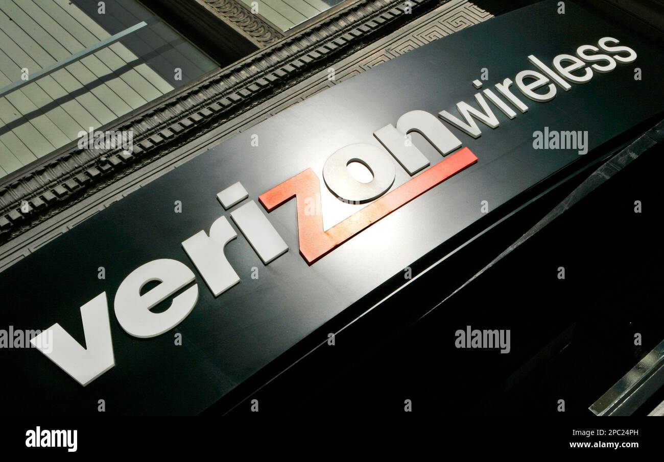 ** FILE ** Sun glints off a Verizon store sign in a Portland, Ore. file photo Oct. 30, 2006. Verizon Communications Inc. says its fourth-quarter profit fell due to taxes on the sale of assets and costs related to a spinoff, but the results surpass Wall Street estimates as the telephone company's cellular business added 2.3 million customers. (AP Photo/Don Ryan, File) Stockfoto