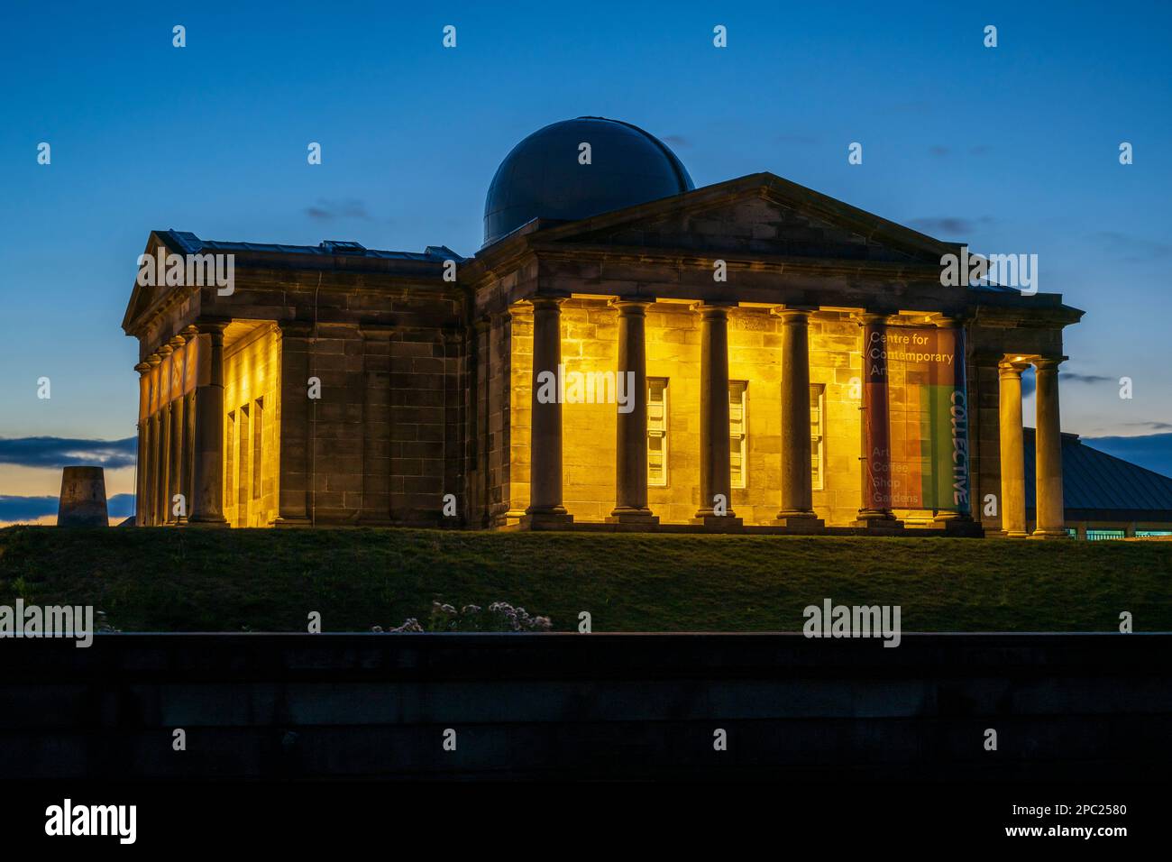 Restauriertes City Observatory, heute das Collective Arts Centre in der Dämmerung, auf Calton Hill in Edinburgh, Schottland, Großbritannien Stockfoto