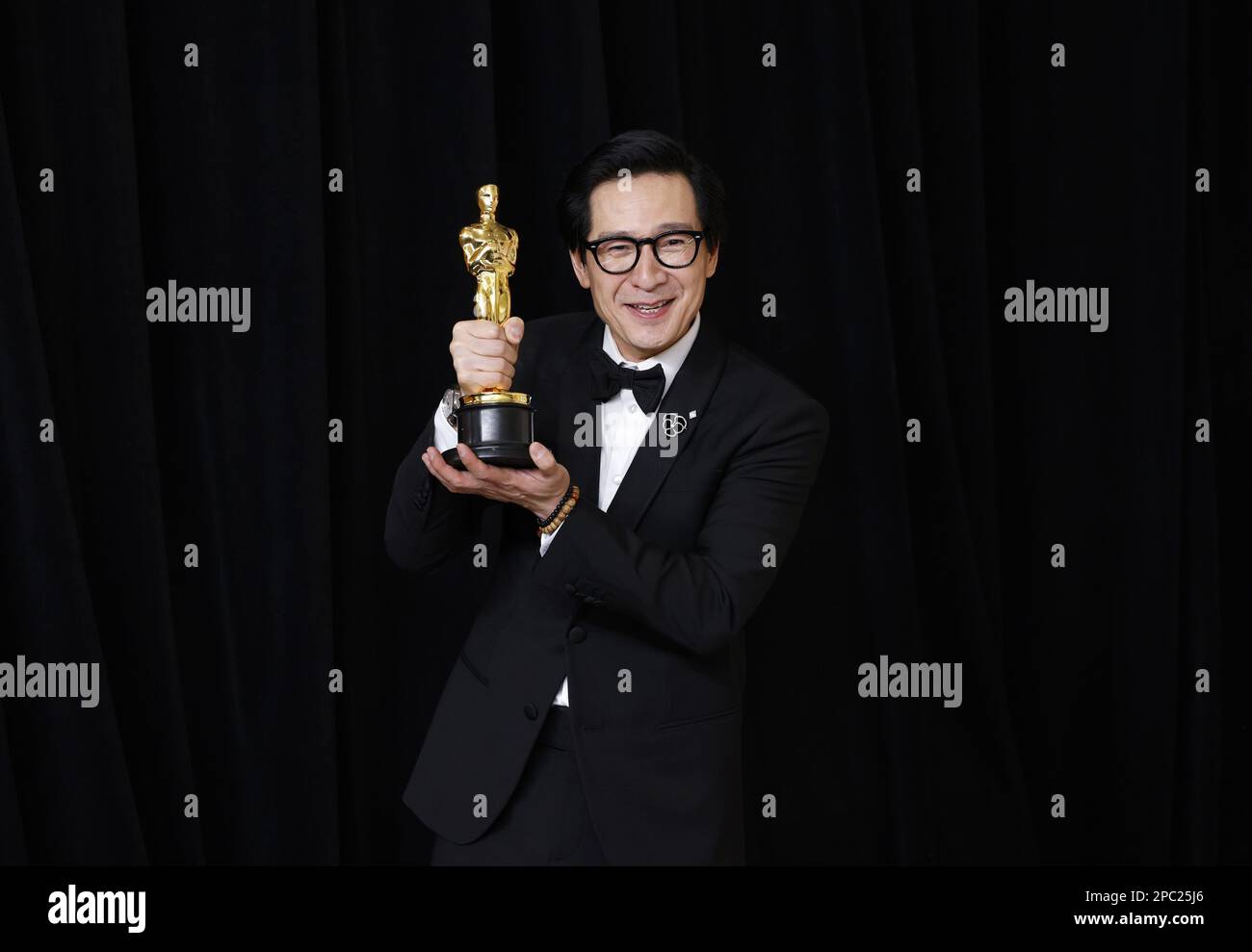 KE Huy Quan, Gewinner des „Best Supporting Actor“ für „Everywhere All At Once“, erscheint am Sonntag, den 12. März 2023, bei den jährlichen Academy Awards 95. im Loews Hollywood Hotel im Hollywood-Bereich von Los Angeles mit einem Oscar hinter der Bühne. Foto: John Angelillo/UPI Stockfoto