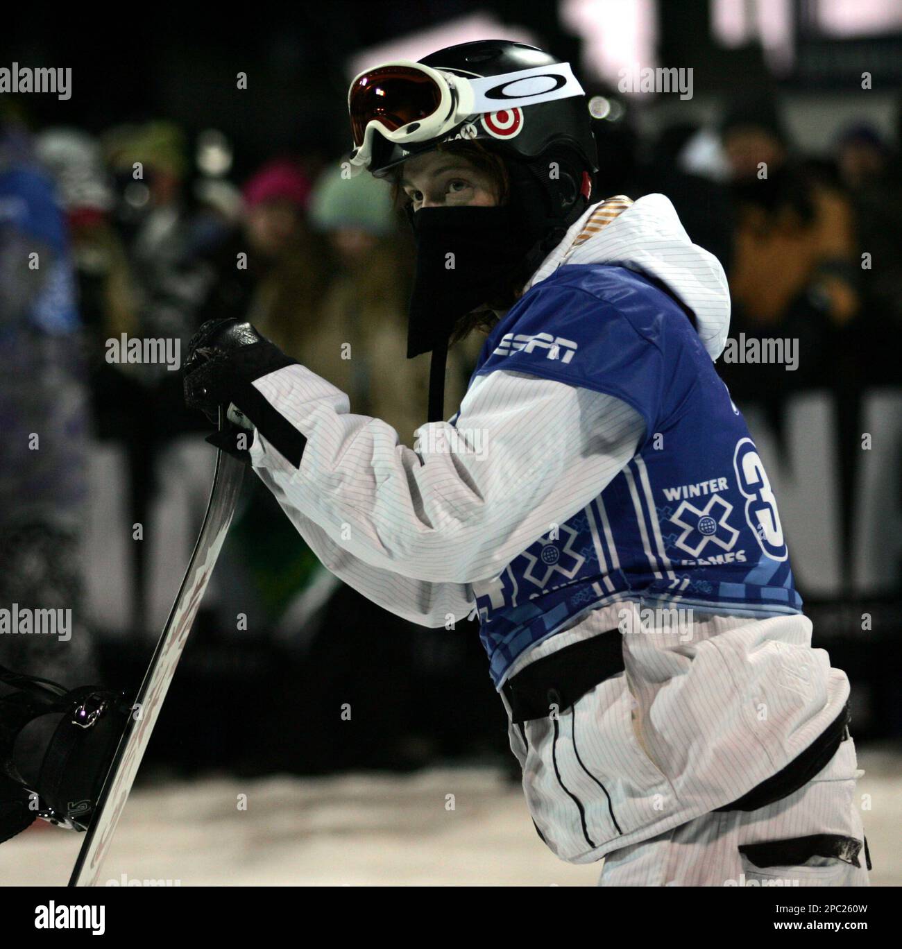 Shaun White stands with his snowboard after the last run of the men's superpipe competition at the 11th Winter X Games at Buttermilk Ski Area near Aspen, Colo., Sunday, Jan. 28, 2007. White placed second in the event. (AP Photo/Nathan Bilow) Stockfoto
