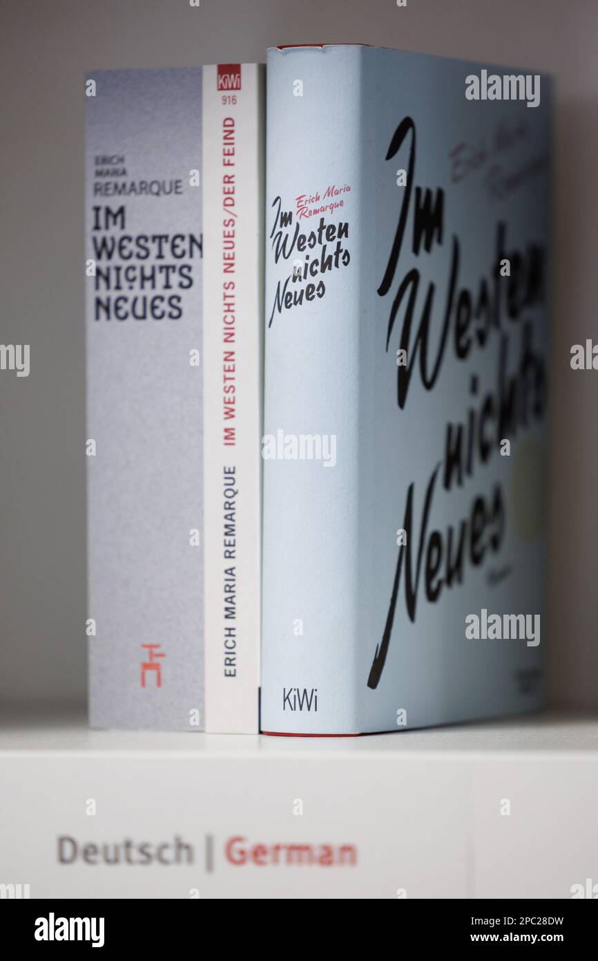 13. März 2023, Niedersachsen, Osnabrück: Ausgabe von "Nothing New in the West" des Autors Erich Maria Remarque im Friedenszentrum Erich Maria Remarque. Regisseur Edward Bergers literarische Adaption „Nothing New in the West“ gewann vier Auszeichnungen bei den Oscars. Der Antikriegsroman wurde von Erich Maria Remarque geschrieben - das große Interesse an dem Film hat sich auch auf Osnabrück, den Geburtsort des 1898 geborenen Schriftstellers, ausgewirkt. Foto: Friso Gentsch/dpa Stockfoto