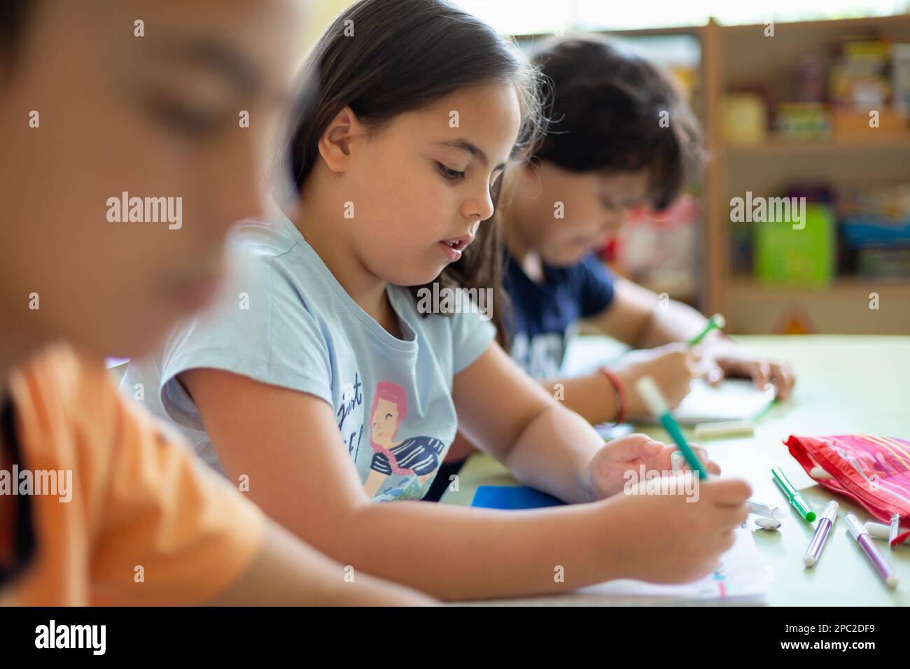 Nahaufnahme mehrerer Grundschüler bei einer Übung im Unterricht. Bildungs- und Entwicklungskonzept. Stockfoto