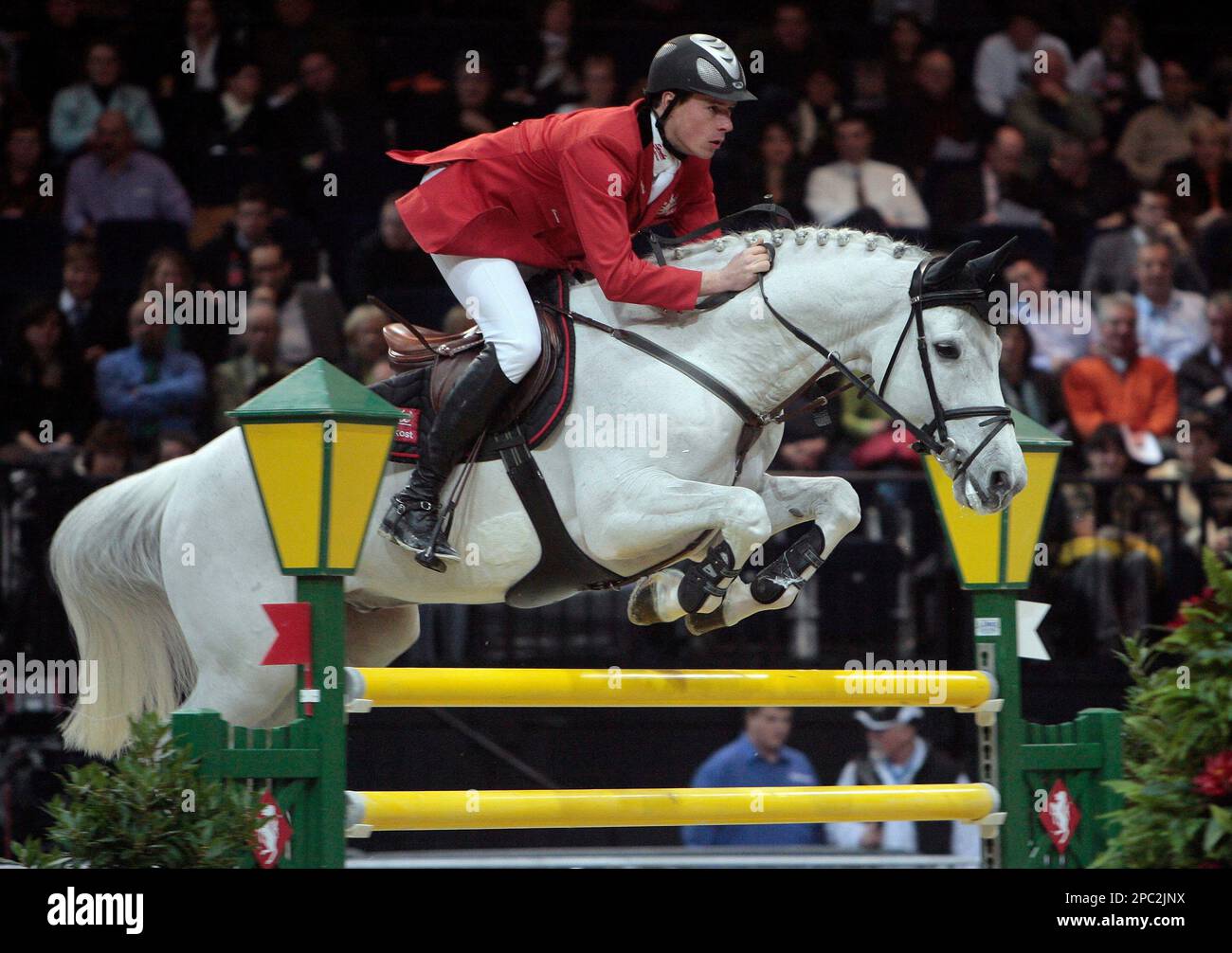 Germany's Christian Ahlmann on Coester clears a fence at the Credit Suisse Grand Prix at the CSI jumping tournament in the Hallenstadion Arena in Zurich, Switzerland, on Thursday Jan. 25, 2007. (AP Photo/Keystone/Eddy Risch) Stockfoto