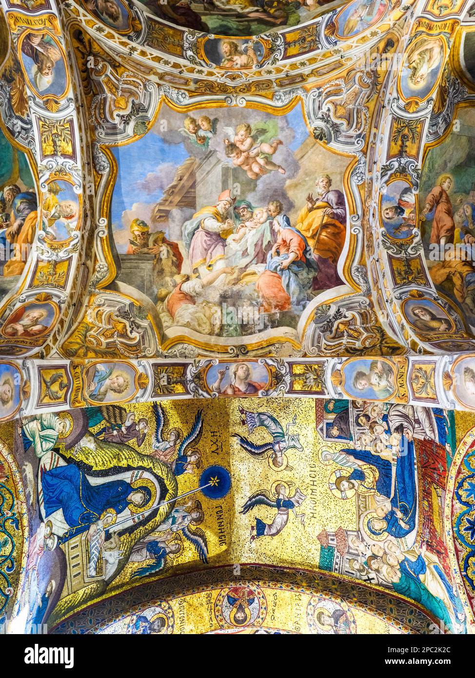 Mosaiken mit der Himmelfahrt der Jungfrau unten rechts und der Geburt Christi unten links; Fresken von Olivio Sozzi (17. Jahrhundert) oben - Kirche Santa Maria dell'Ammiraglio - Palermo, Sizilien, Italien Stockfoto