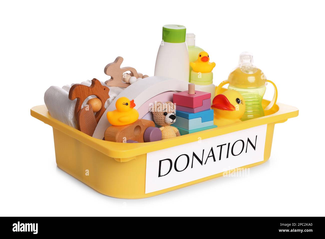 Spendenbox mit verschiedenen Spielzeugen und Babyaccessoires, isoliert auf Weiß Stockfoto