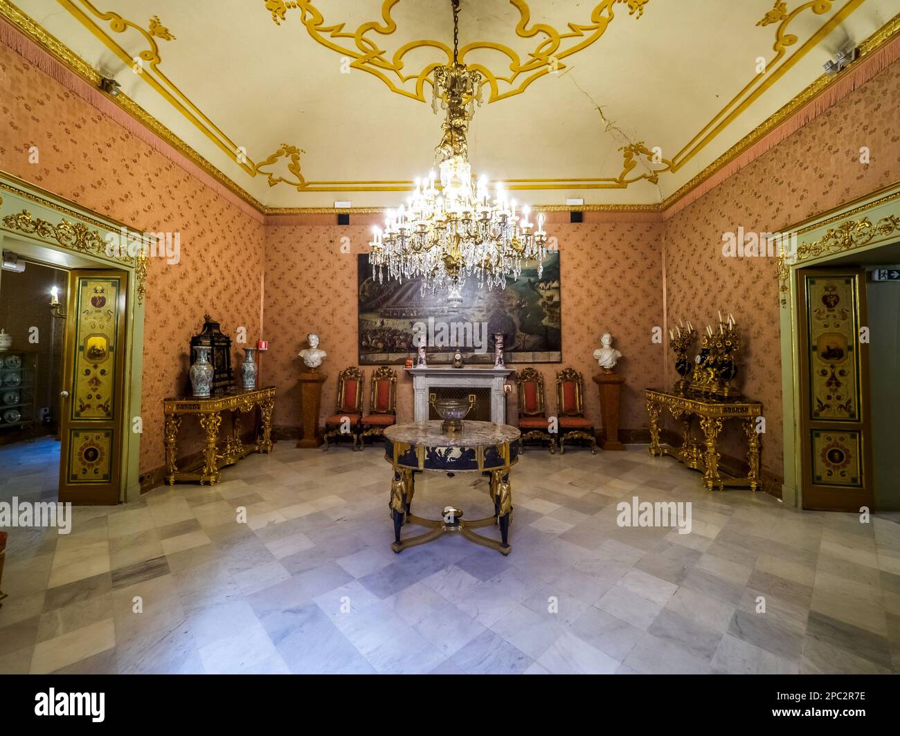Salotto rosa (rosafarbenes Wohnzimmer) im aristokratischen Barockpalast Filangeri-Cutò, auch bekannt als Palazzo Mirto - Palermo, Sizilien, Italien Stockfoto