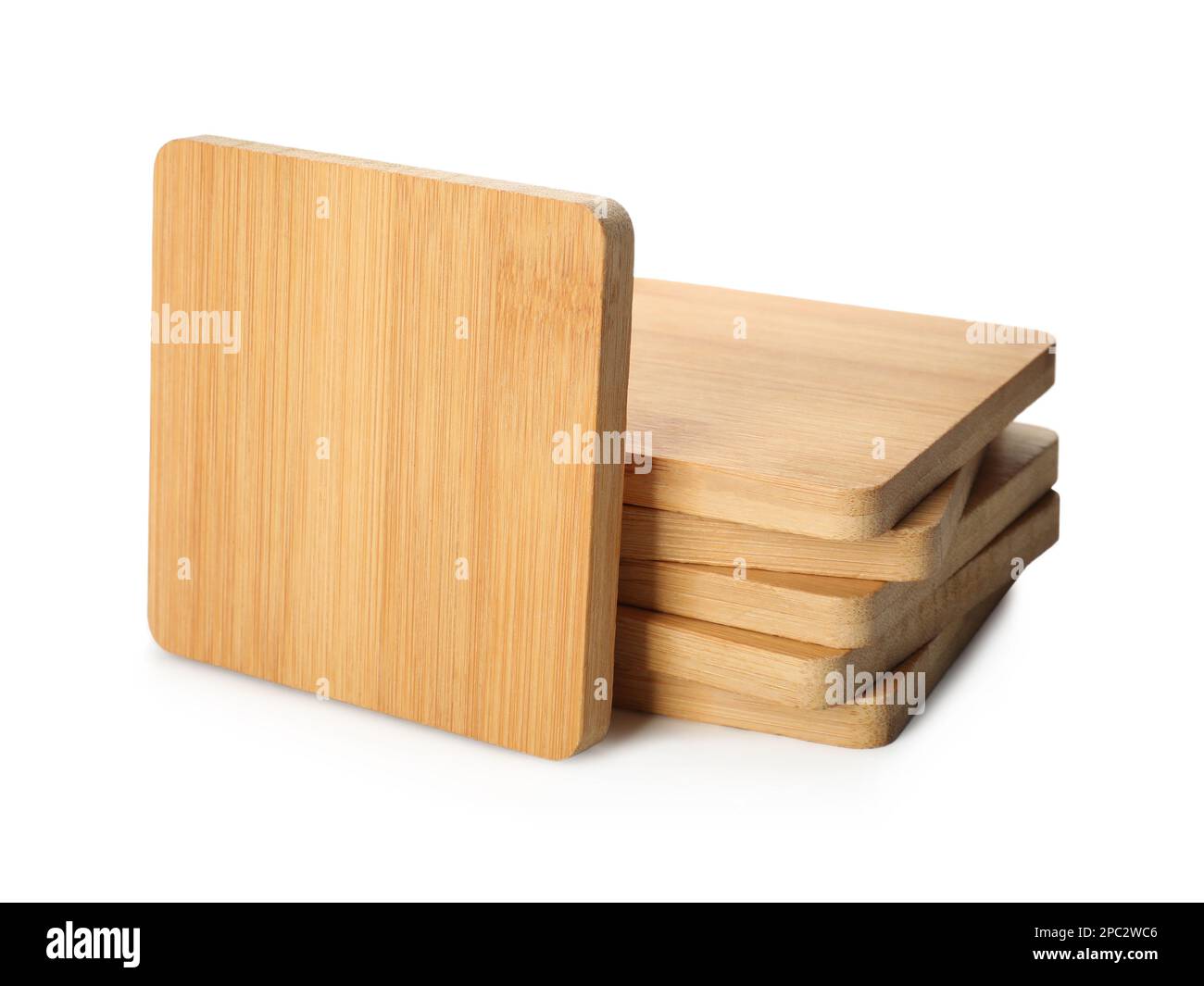 Stilvolle Untersetzer aus Holzbechern auf weißem Hintergrund Stockfoto