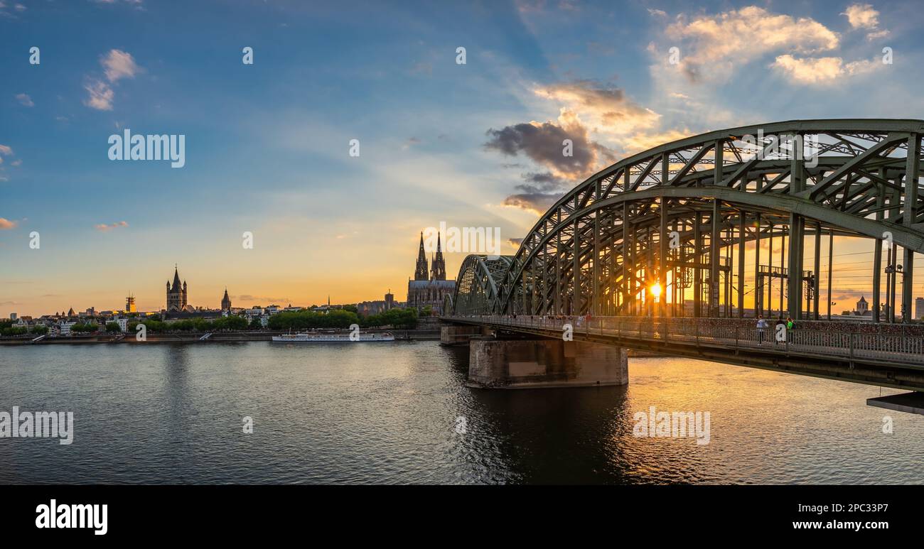 Köln (Köln) Deutschland, die Skyline der Stadt bei Sonnenuntergang am Kölner Dom mit Rhein und der Hohenzollerbrücke Stockfoto