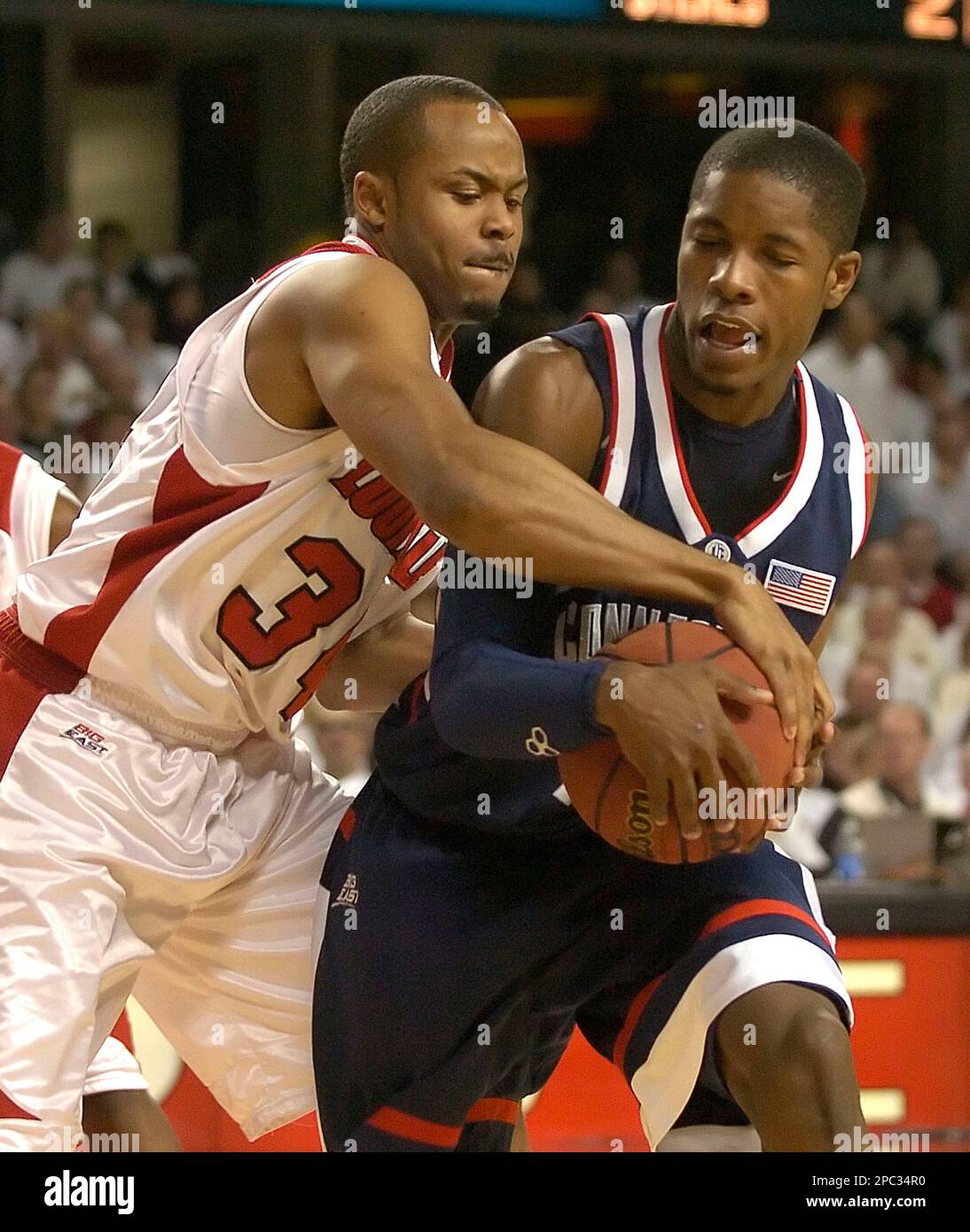 Louisville's Jerry Smith, left, attempts to get the ball away from Connecticut's Jerome Dyson during first-half action of a basketball game Monday, Jan. 22, 2007, at Freedom Hall in Louisville, Ky. Louisville won 68-54.(AP Photo/Timothy D. Easley) Stockfoto