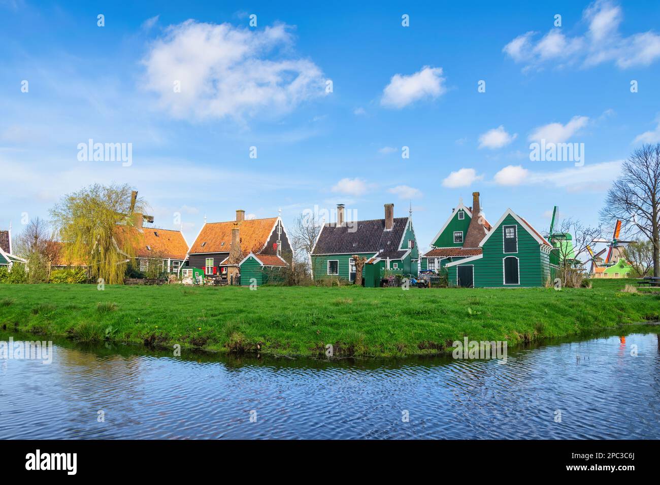 Holländisches traditionelles Haus im Dorf Zaanse Schans in der Nähe von Amsterdam Niederlande Stockfoto