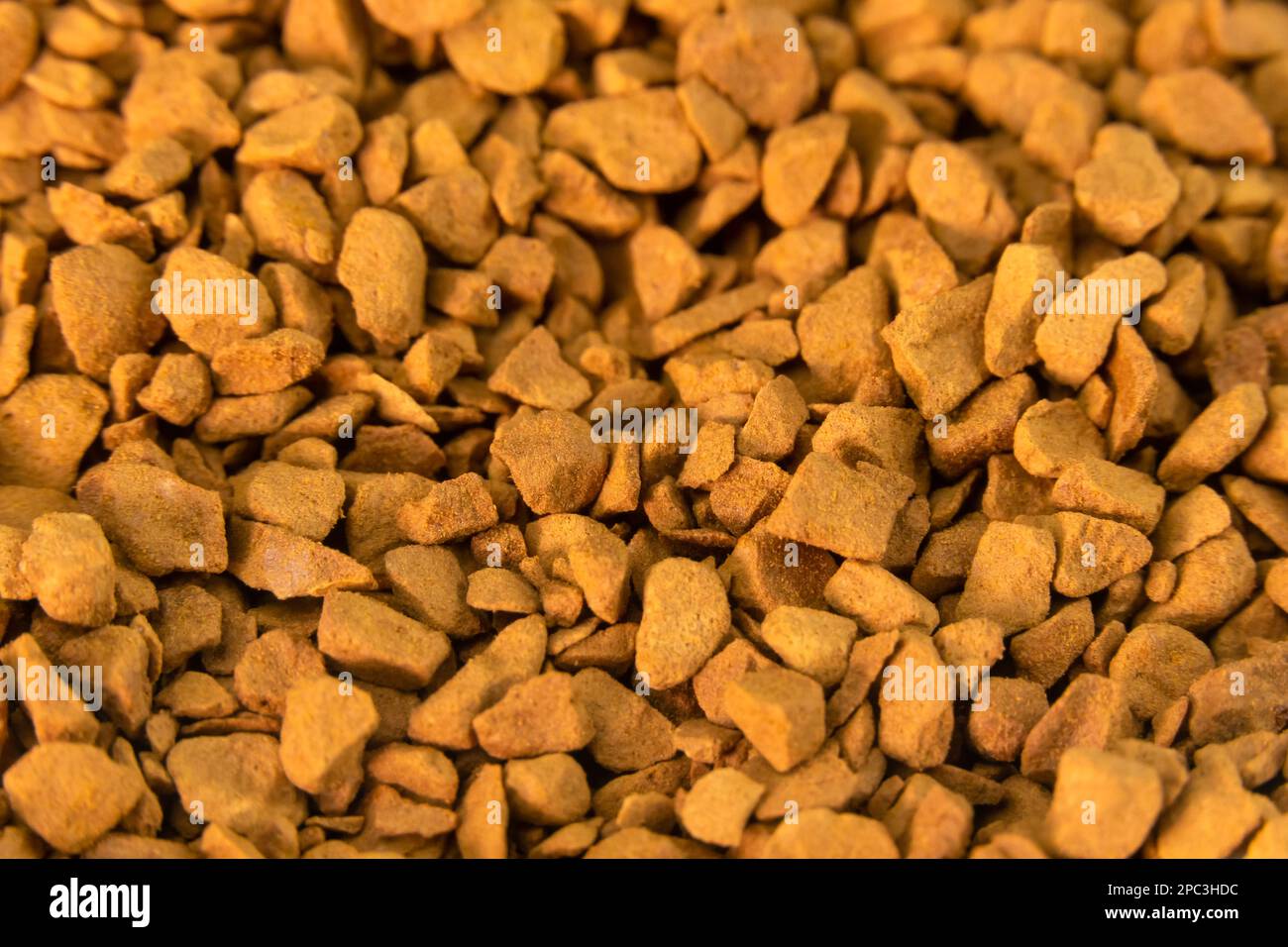 Makrofotografie von braunen Granulaten von Instantkaffee, Hintergrund, Textur Stockfoto