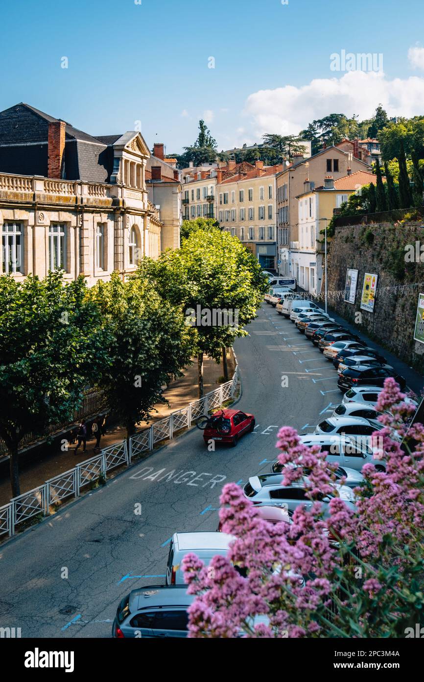 Der Boulevard de la Republique, eine wichtige Straße in Annonay (Ardeche, Frankreich), umgeben von Parkplätzen und einer alten Schule Stockfoto