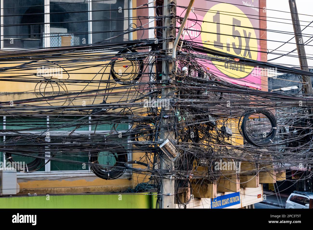 Verrückte elektrische Leitungen entlang der Straße. Bangkok. Thailand. Stockfoto