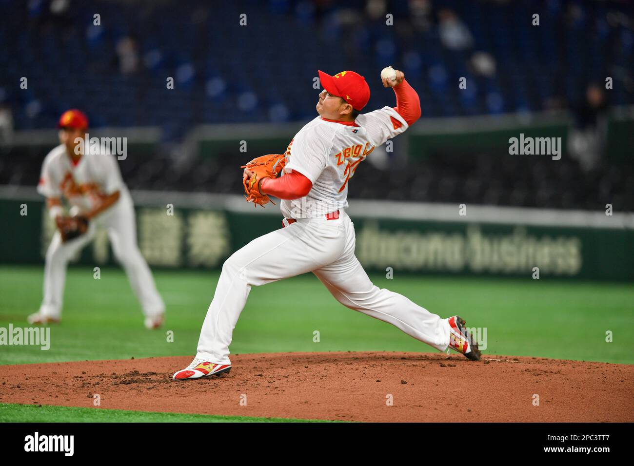 (230313) -- TOKIO, 13. März 2023 (Xinhua) -- Zheng Chaoqun von China wirft während des Spiels Pool B zwischen China und Südkorea des World Baseball Classic 2023 im Tokyo Dome in Tokio, Japan, 13. März 2023. (Xinhua/Zhang Xiaoyu) Stockfoto