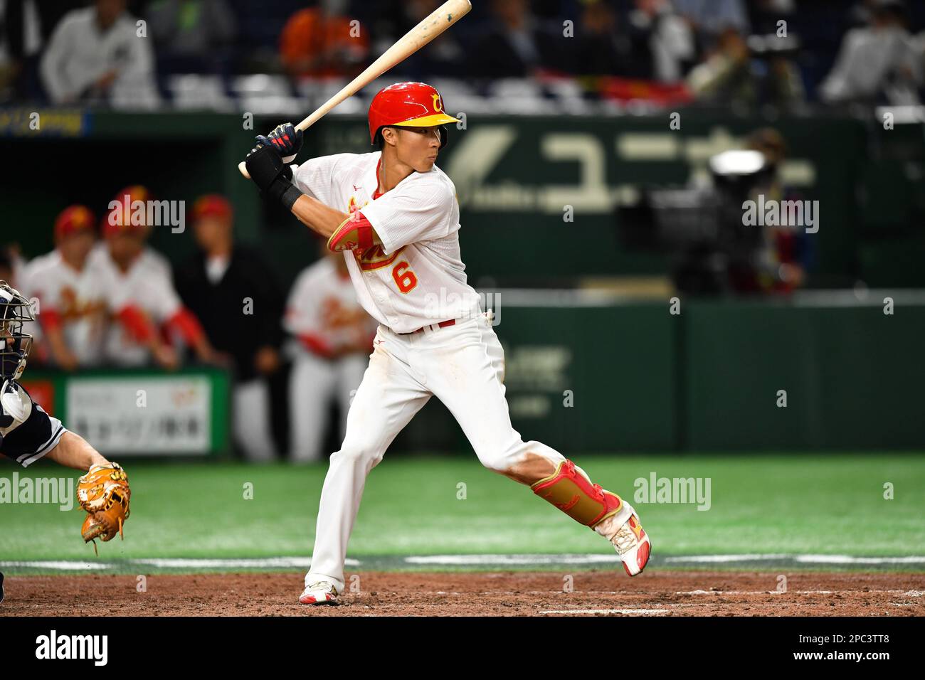 (230313) -- TOKIO, 13. März 2023 (Xinhua) -- Liang Pei von China bereitet sich darauf vor, den Ball während des Pool B-Spiels zwischen China und Südkorea des 2023 World Baseball Classic im Tokyo Dome in Tokio, Japan, am 13. März 2023 zu schlagen. (Xinhua/Zhang Xiaoyu) Stockfoto