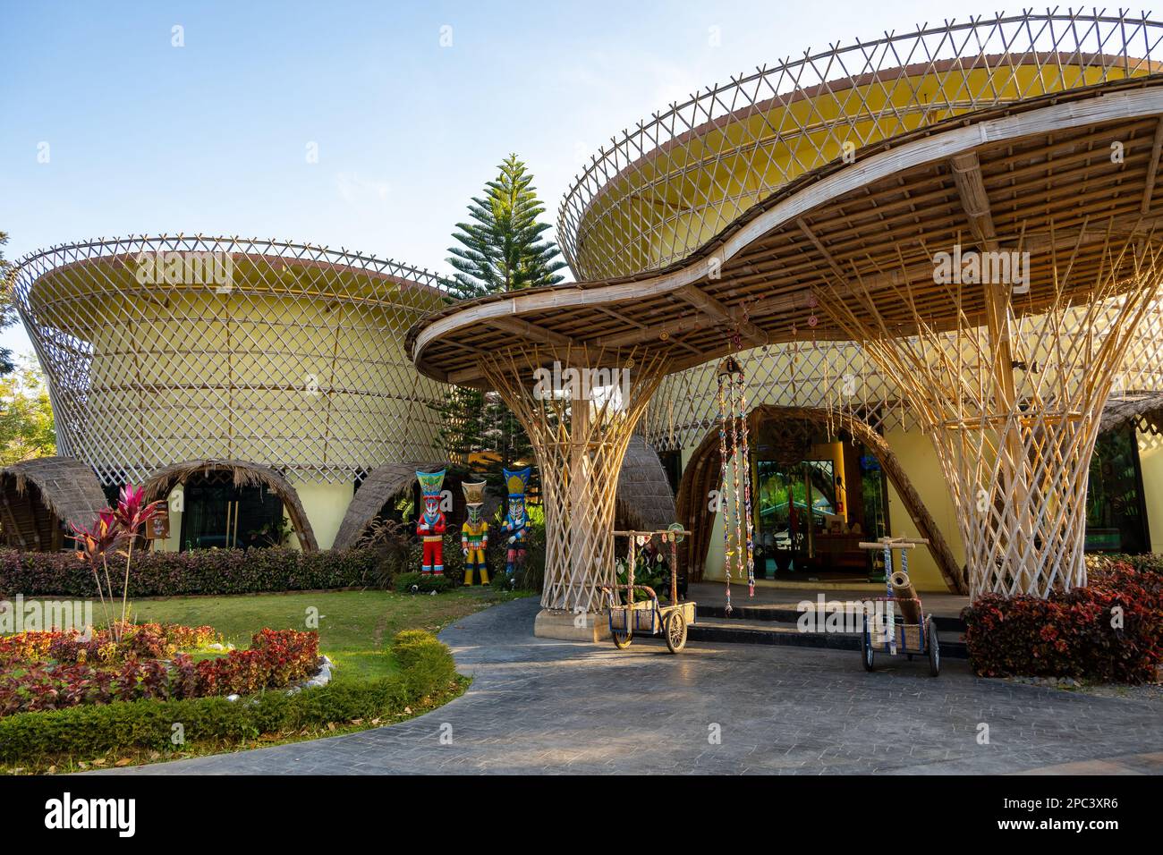 Mit Bambus dekorierte Hotelgebäude in der Nähe des Khao Yai Nationalparks. Thailand. Stockfoto
