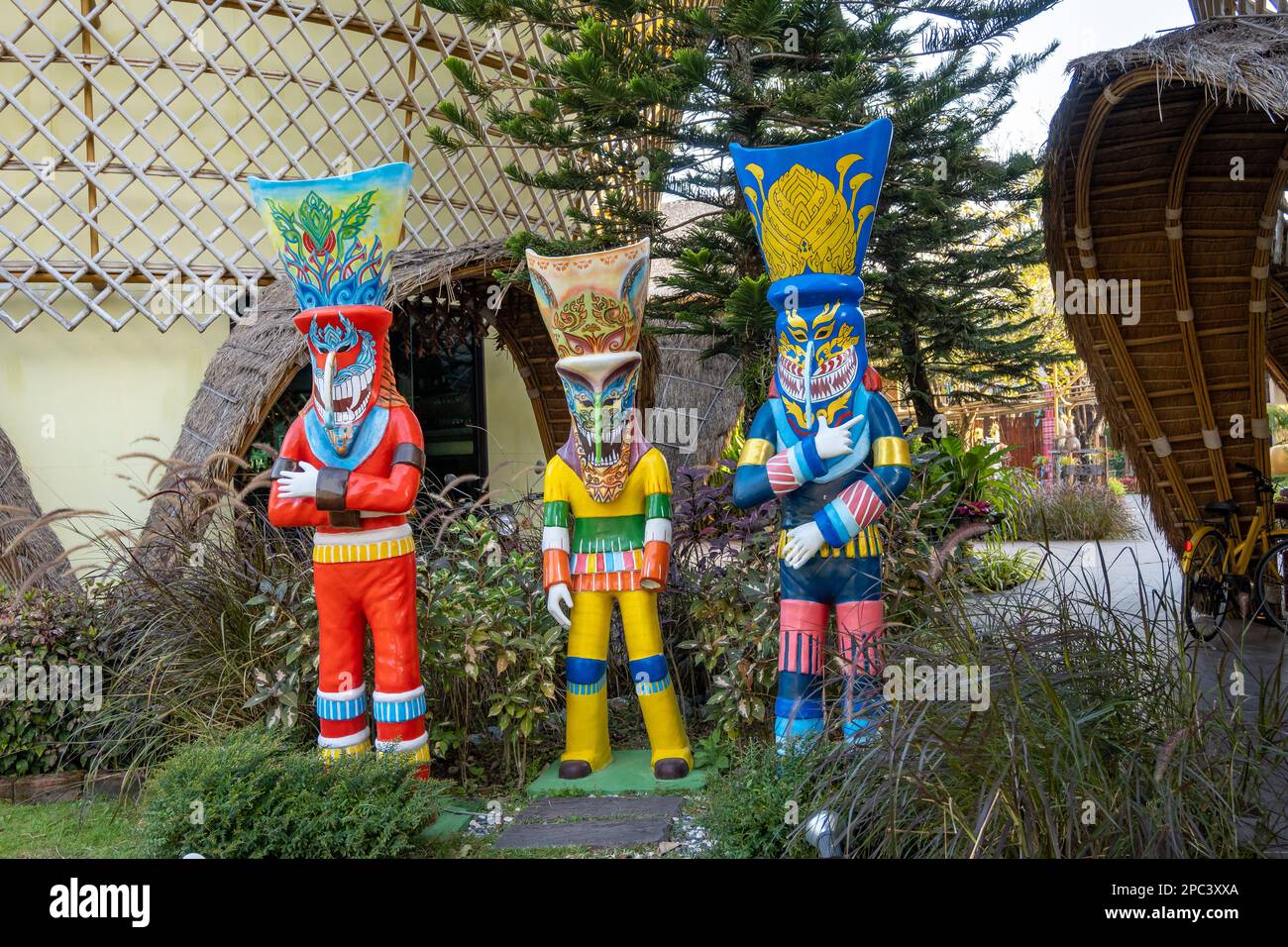Farbenfroh bemalte Figuren schmücken das Hotelgelände in einem Resort in der Nähe des Khao Yai Nationalparks. Thailand. Stockfoto