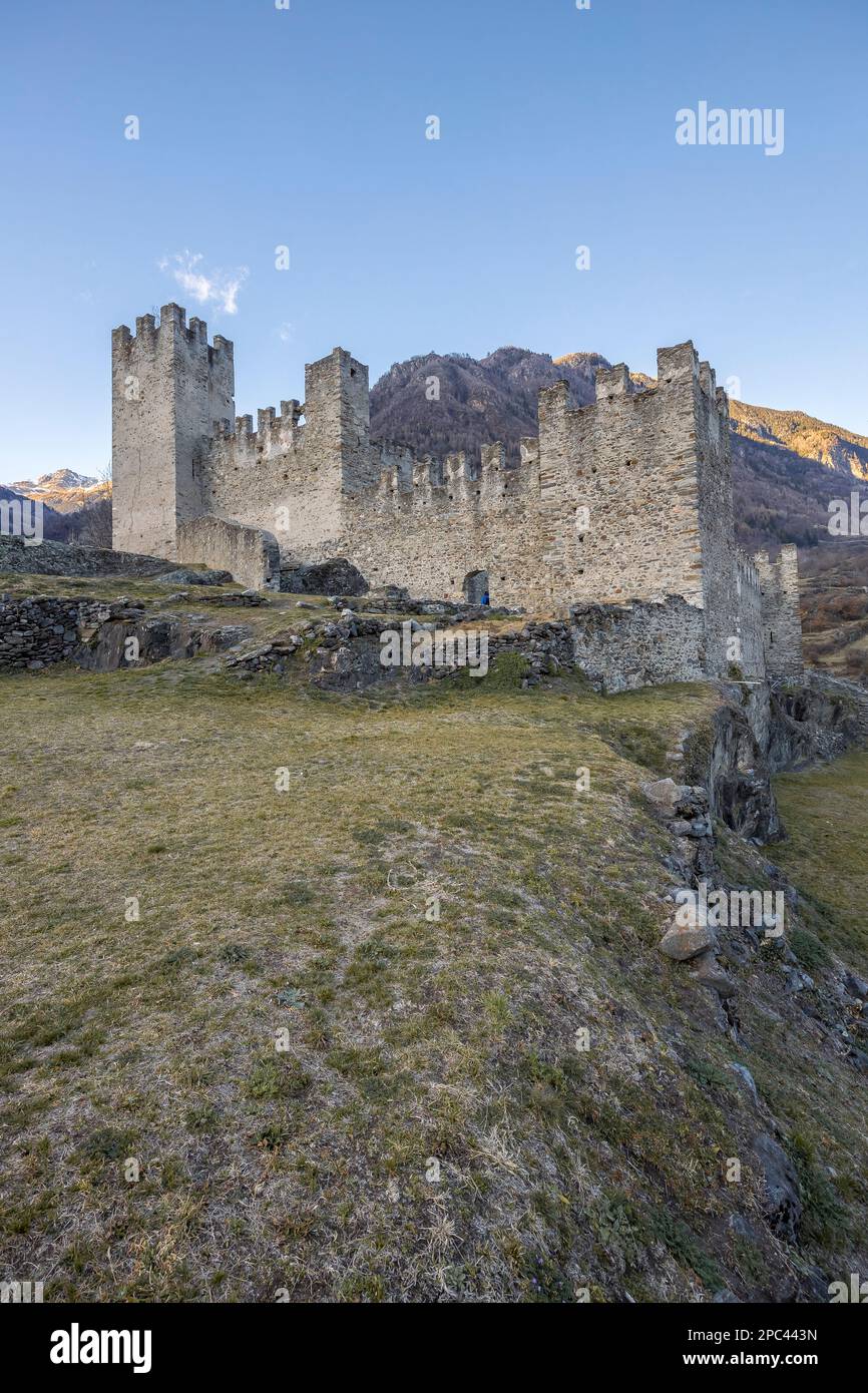 Valtellina, Italien - 12. März 2023: Straßenblick auf die alten Mauern rund um das alte Schloss in Grosio, eine Festung in Ruinen. Es sind keine Personen sichtbar. Stockfoto