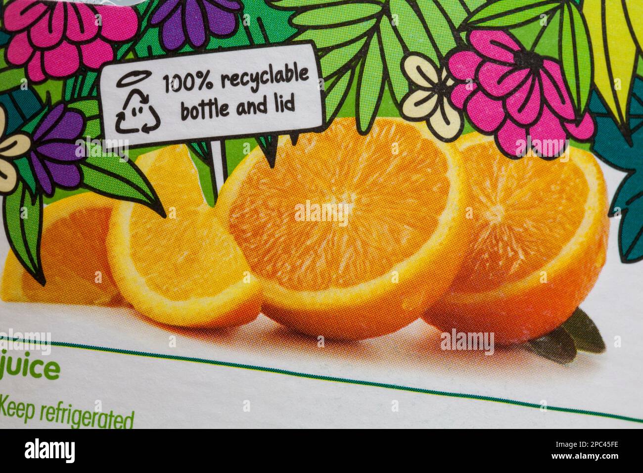 100 % recycelbare Flasche und Deckel Nahaufnahme auf der Flasche des unschuldigen, glatten, reinen Fruchtsaftgetränks – Entsorgung Recycling-Logo Stockfoto