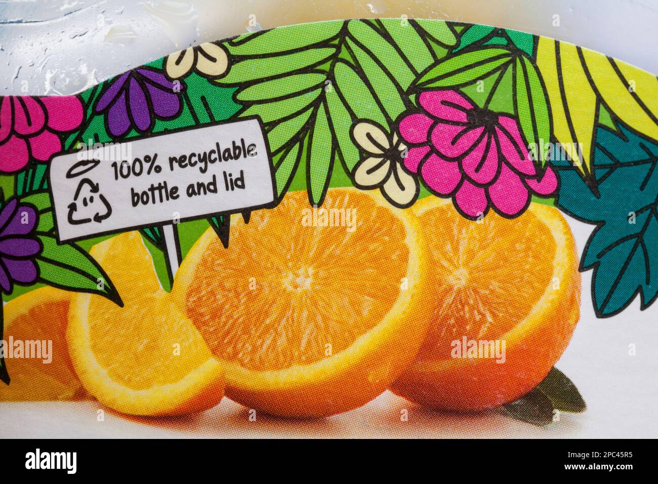 100 % recycelbare Flasche und Deckel Nahaufnahme auf der Flasche mit unschuldigem glattem, reinem Fruchtsaft in Orange – Recycling-Logo für die Entsorgung Stockfoto