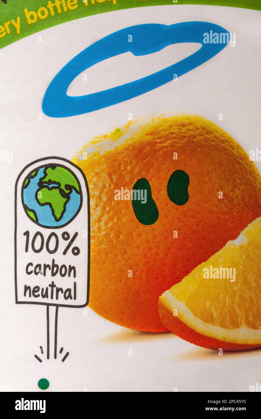 100 % kohlenstoffneutral – Nahaufnahme einer Flasche unschuldigen, glatten, reinen Orangensafts, sonst nichts Stockfoto