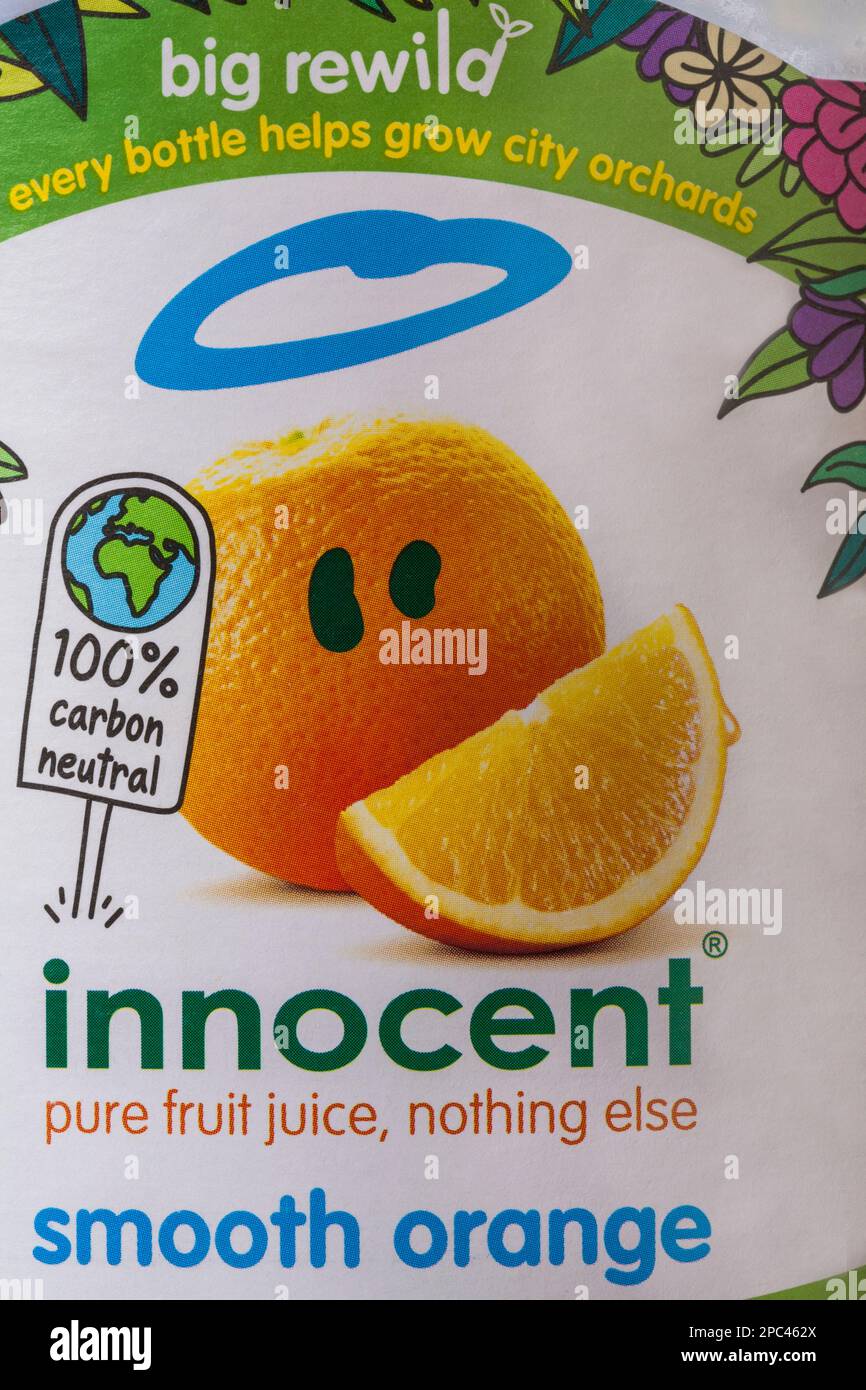 100 % kohlenstoffneutral – Nahaufnahme einer Flasche unschuldigen, glatten, reinen Orangensafts, sonst nichts – große Retuscherei Stockfoto