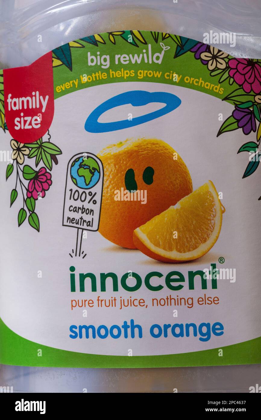 100 % kohlenstoffneutral – Nahaufnahme einer Flasche unschuldigen, glatten, reinen Orangensafts in Familiengröße, nichts anderes – große Retuscherei Stockfoto