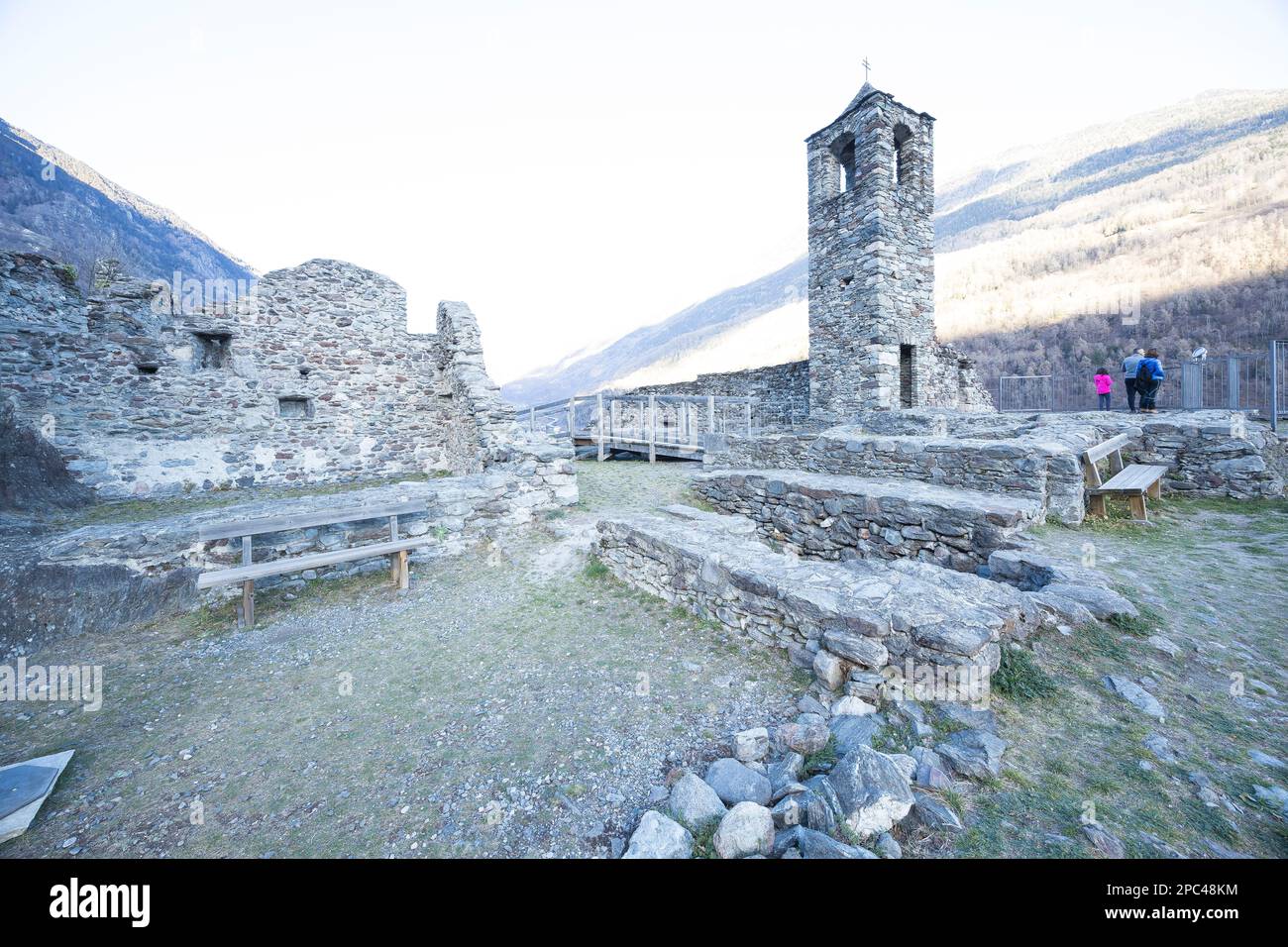 Valtellina, Italien - 12. März 2023: Straßenblick auf die alten Mauern rund um das alte Schloss in Grosio, eine Festung in Ruinen. Es sind keine Personen sichtbar. Stockfoto