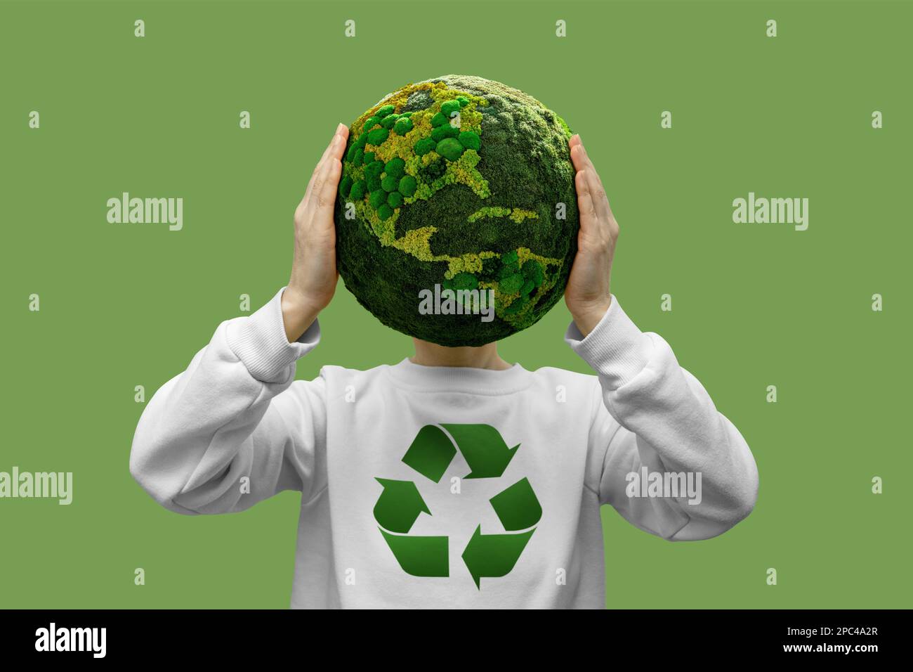 Eine Frau hält einen grünen Planeten Erde mit Recycling-Symbol Stockfoto