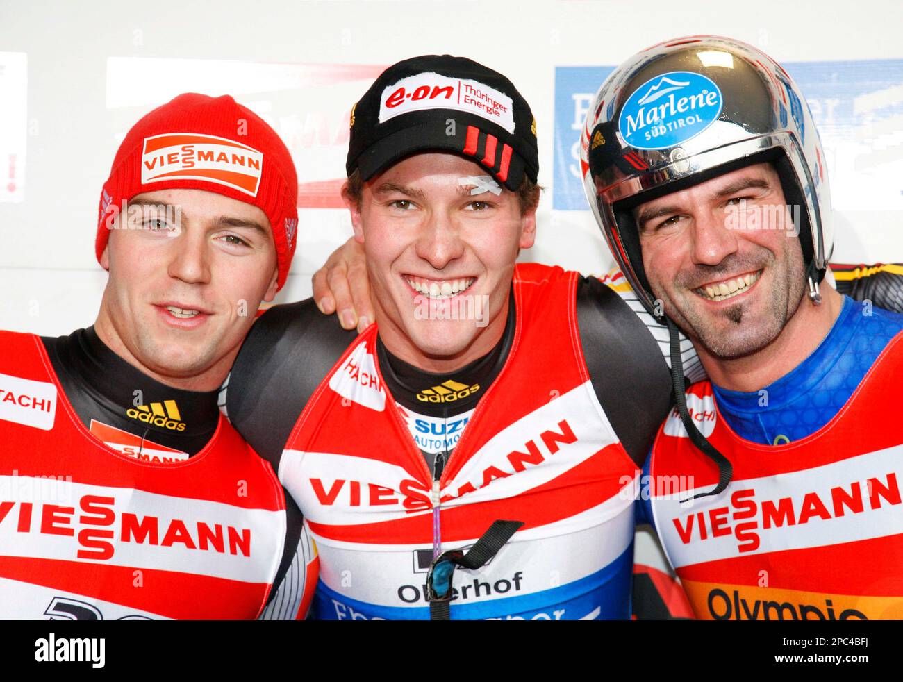 Winner David Moeller, Germany, center, is flanked by 2nd placed Jan Eichhorn, Germany, left, and 3rd placed Armin Zoeggeler, Italy, on the podium after the Men's singles luge World Cup race in Oberhof, eastern Germany, on Saturday, Jan. 13, 2007. (AP Photo/Jens Meyer) Stockfoto
