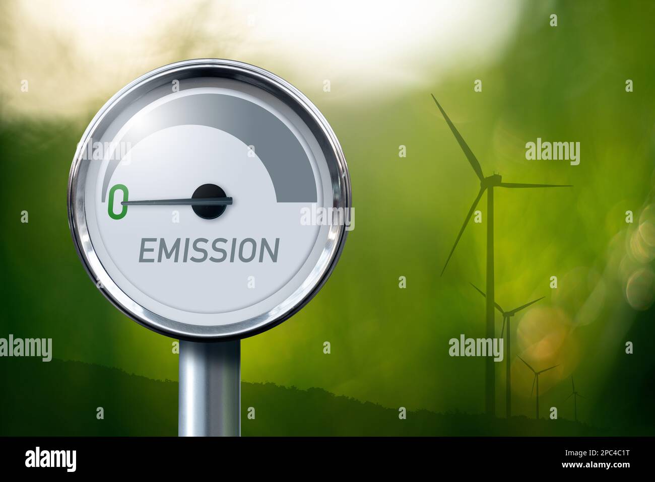 Messgerät mit Aufschrift EMISSION. Der Pfeil zeigt auf Null. Konzept der grünen Energie. Stockfoto