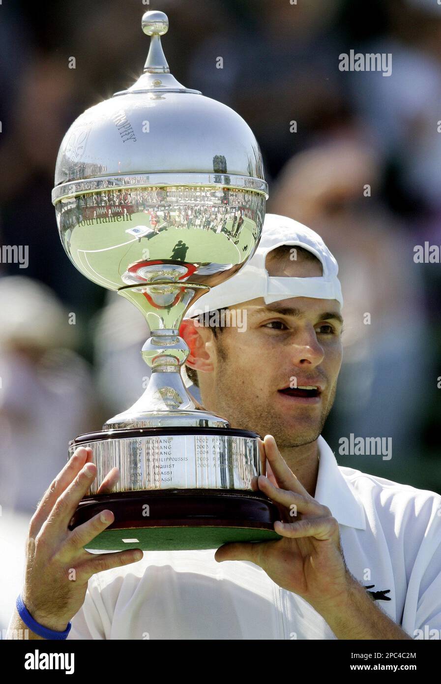 Andy Roddick of the U.S. holds his trophy after he defeated Switzerland's Roger Federer in the final of the Kooyong Classic tennis tournament in Melbourne, Australia, Saturday, Jan. 13, 2007. Roddick won 6-2, 3-6, 6-3. (AP Photo/Mark Baker) Stockfoto