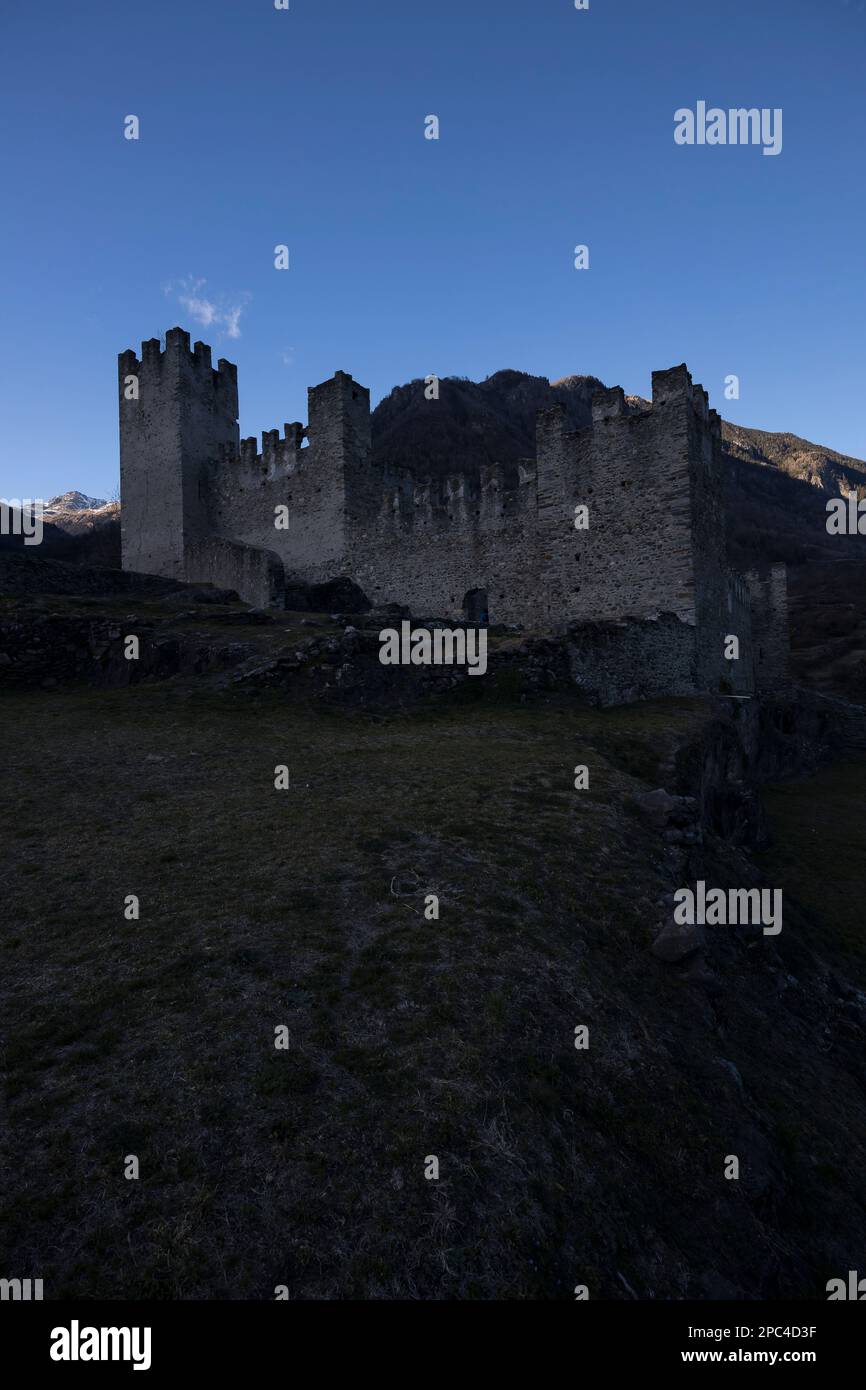 Valtellina, Italien - 12. März 2023: Straßenblick auf die alten Mauern rund um das alte Schloss in Grosio, eine Festung in Ruinen. Es sind keine Personen sichtbar. Stockfoto