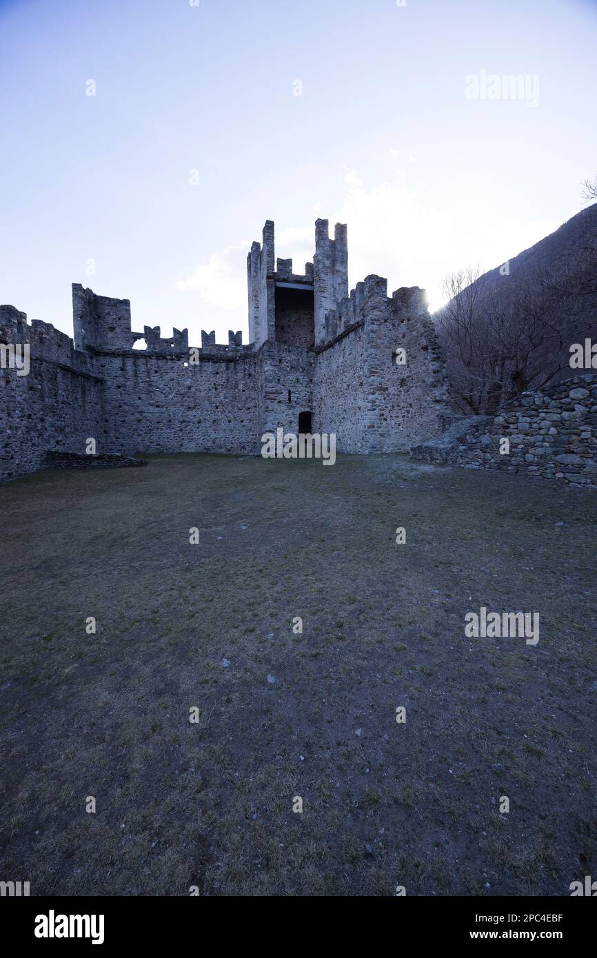 Valtellina, Italien - 12. März 2023: Straßenblick auf die alten Mauern rund um das alte Schloss in Grosio, eine Festung in Ruinen. Es sind keine Personen sichtbar. Stockfoto