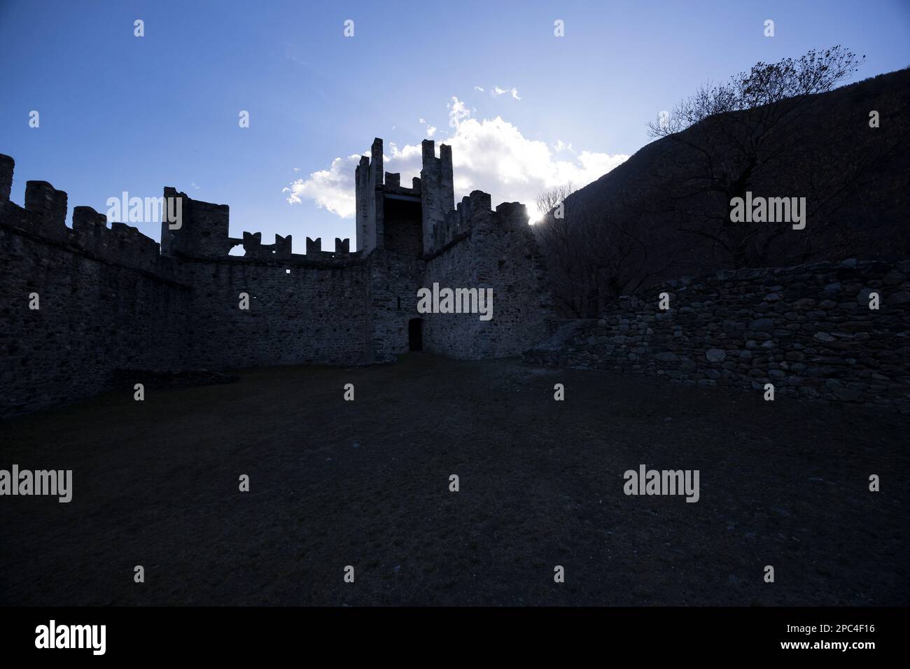 Valtellina, Italien - 12. März 2023: Straßenblick auf die alten Mauern rund um das alte Schloss in Grosio, eine Festung in Ruinen. Es sind keine Personen sichtbar. Stockfoto