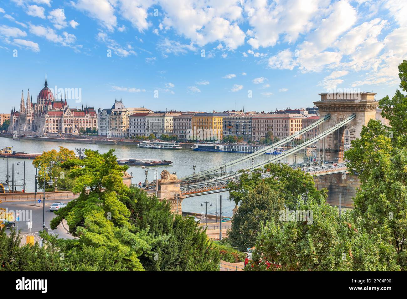 Atemberaubende tägliche Szene mit Széchenyi-Kettenbrücke über die Donau. Standort: Budapest, Ungarn, Europa. Stockfoto