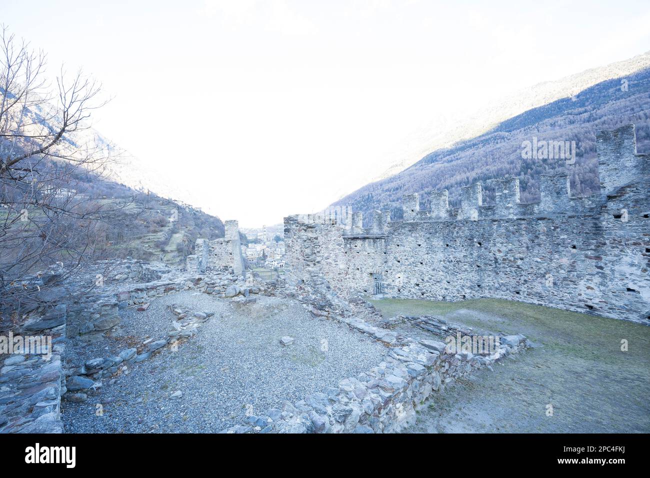 Valtellina, Italien - 12. März 2023: Straßenblick auf die alten Mauern rund um das alte Schloss in Grosio, eine Festung in Ruinen. Es sind keine Personen sichtbar. Stockfoto