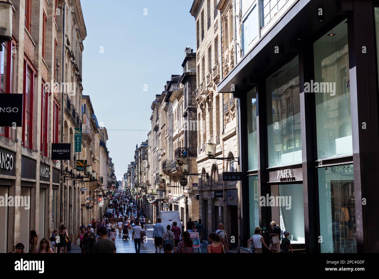 Bordeaux, Frankreich, 18. Juli 2022: Menschen gehen auf der Rue Sainte-Catherine im Zentrum von Bordeaux. Die Rue Sainte-Catherine, eine 1,2 km lange Fußgängerzone Stockfoto