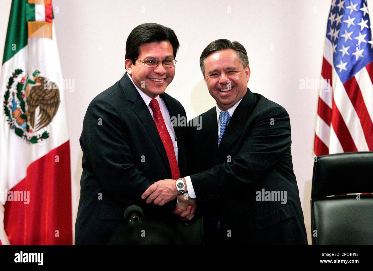 U.S. Attorney General Alberto Gonzalez, left, shakes hands with Mexican Attorney General Eduardo Medina during a news conference in Mexico City, Thursday, Jan. 11, 2007. (AP Photo/Gregory Bull) Stockfoto
