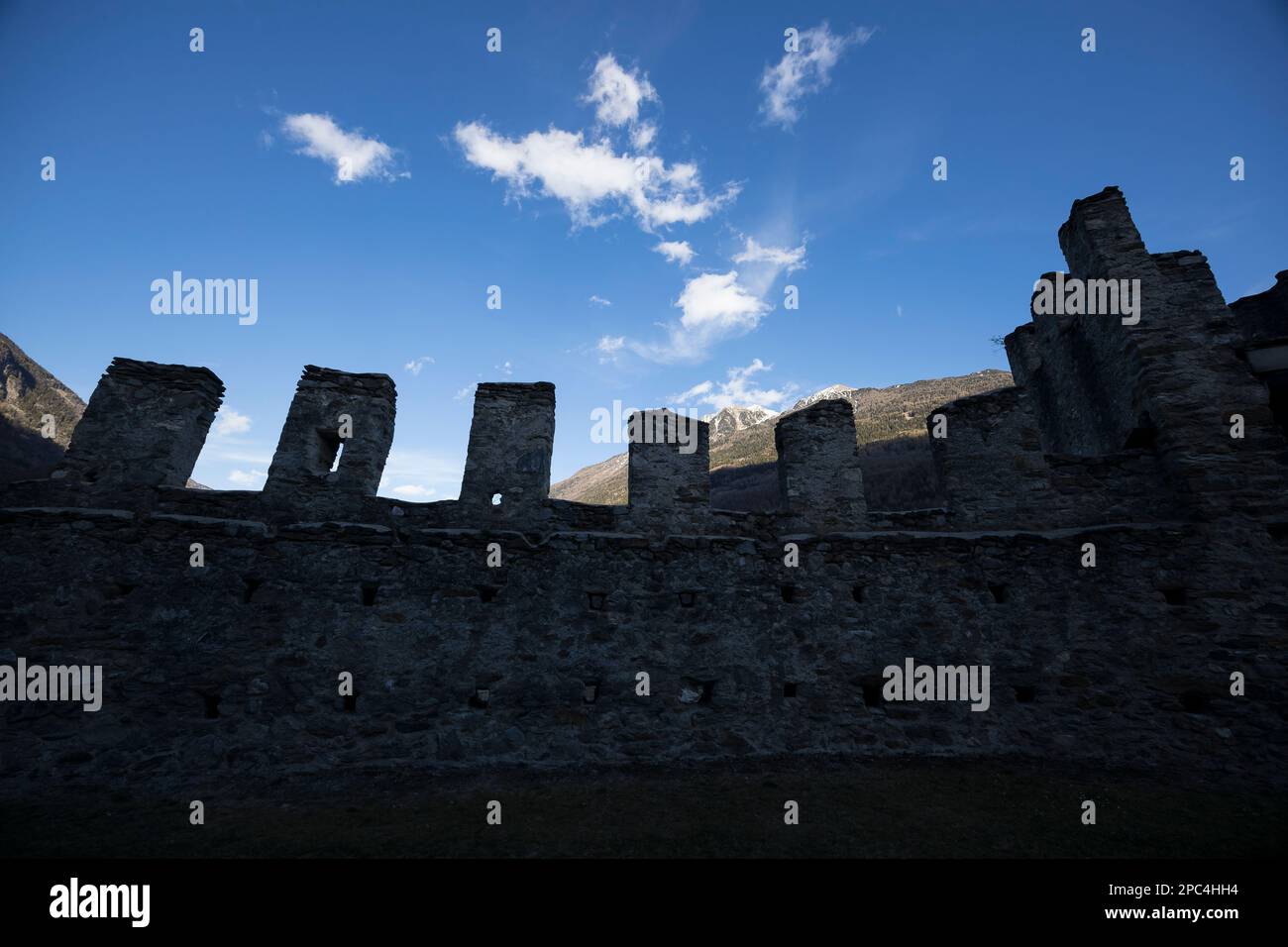 Valtellina, Italien - 12. März 2023: Straßenblick auf die alten Mauern rund um das alte Schloss in Grosio, eine Festung in Ruinen. Es sind keine Personen sichtbar. Stockfoto