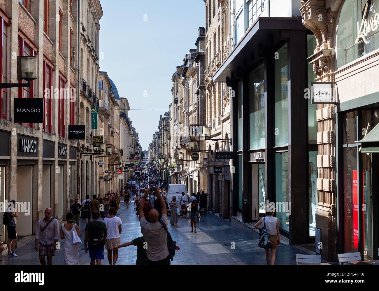 Bordeaux, Frankreich, 18. Juli 2022: Menschen gehen auf der Rue Sainte-Catherine im Zentrum von Bordeaux. Die Rue Sainte-Catherine, eine 1,2 km lange Fußgängerzone Stockfoto