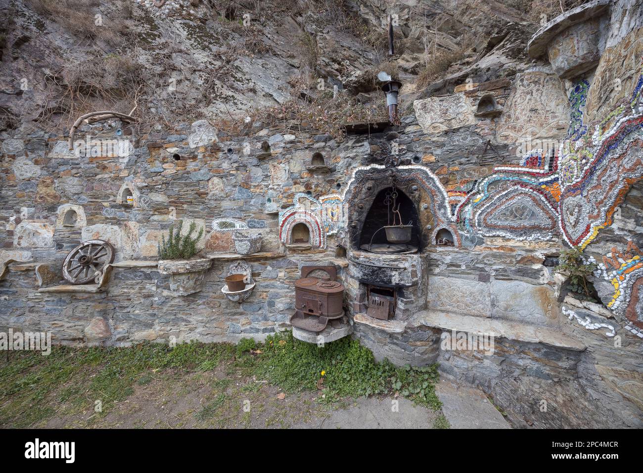 Valtellina, Italien - 12. März 2023: il castello valtellinese del Gaudì di Grosio, Nicola di Cesare, eine Burg, die von einem Einheimischen auf einer Bergseite von Nor gebaut wurde Stockfoto