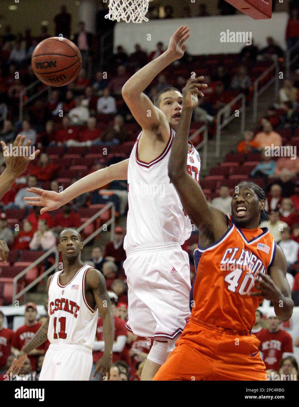 Clemson's James Mays (40) and North Carolina State's Dennis Horner battle for a rebound during the first half of a college basketball game in Raleigh, N.C., Tuesday, Jan. 9, 2007. (AP Photo/Gerry Broome) Stockfoto