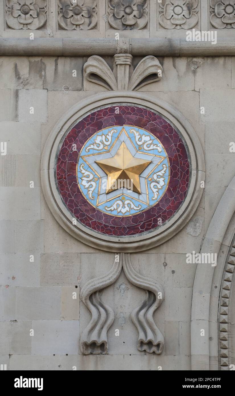 Architektonische Details des Palastgebäudes Ismaliyya in Baku, entworfen vom polnischen Architekten Jozef Ploszko Stockfoto